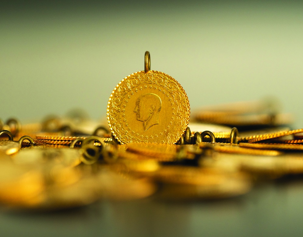 Altın 5.000 Dolar Üzerinde Tutunuyor: Gözler Petrol, Savaş ve Merkez Bankalarında